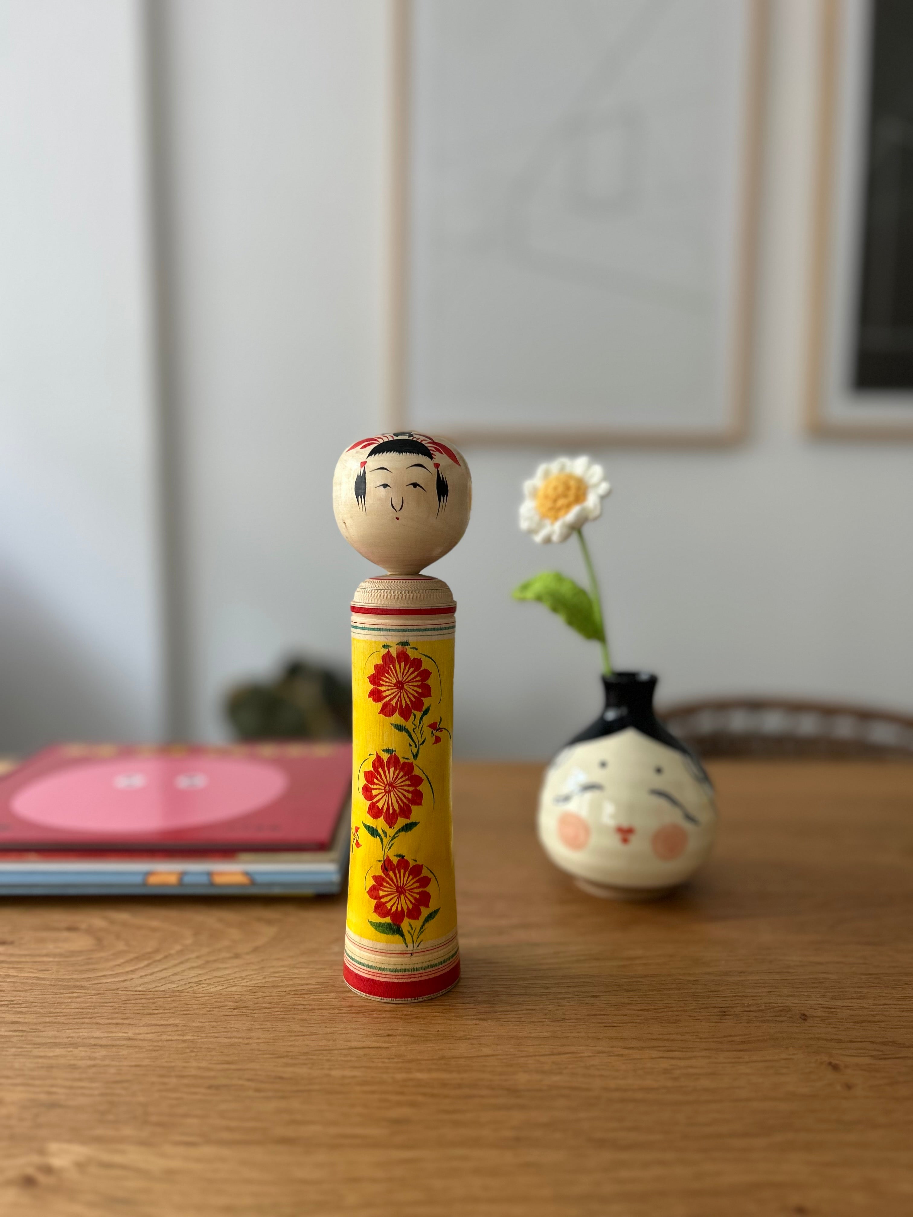 Boneca japonesa Kokeshi em madeira