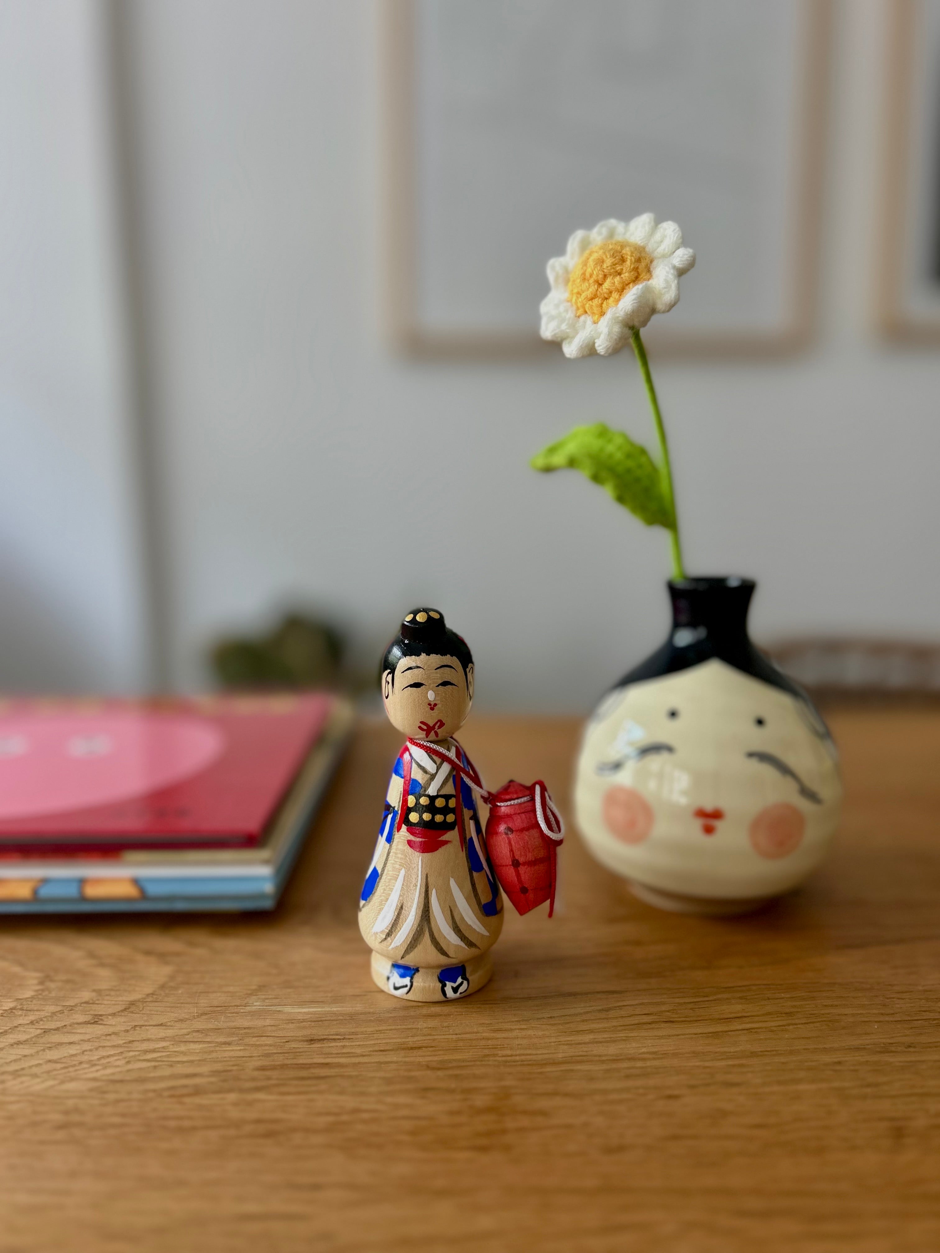 Boneca japonesa Kokeshi em madeira