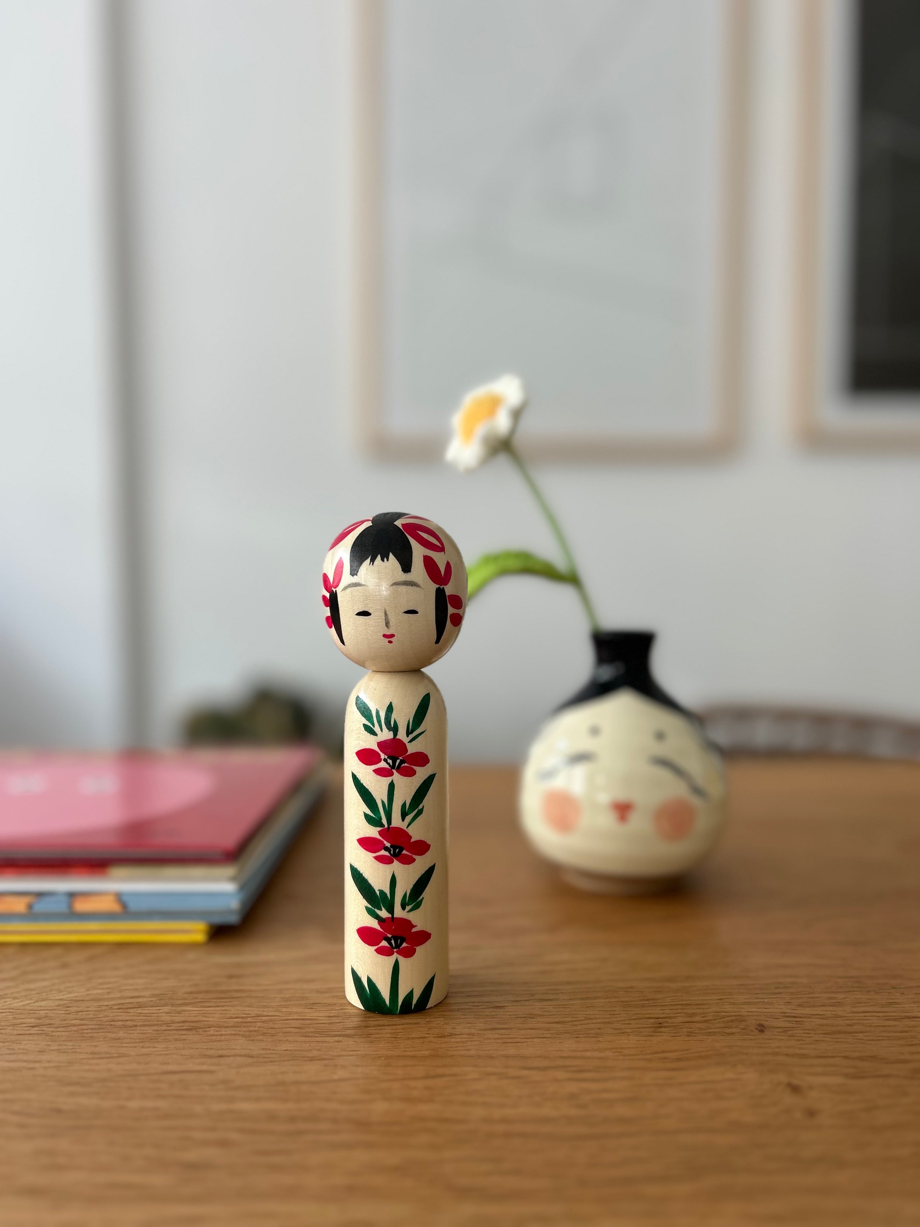 Boneca japonesa Kokeshi em madeira