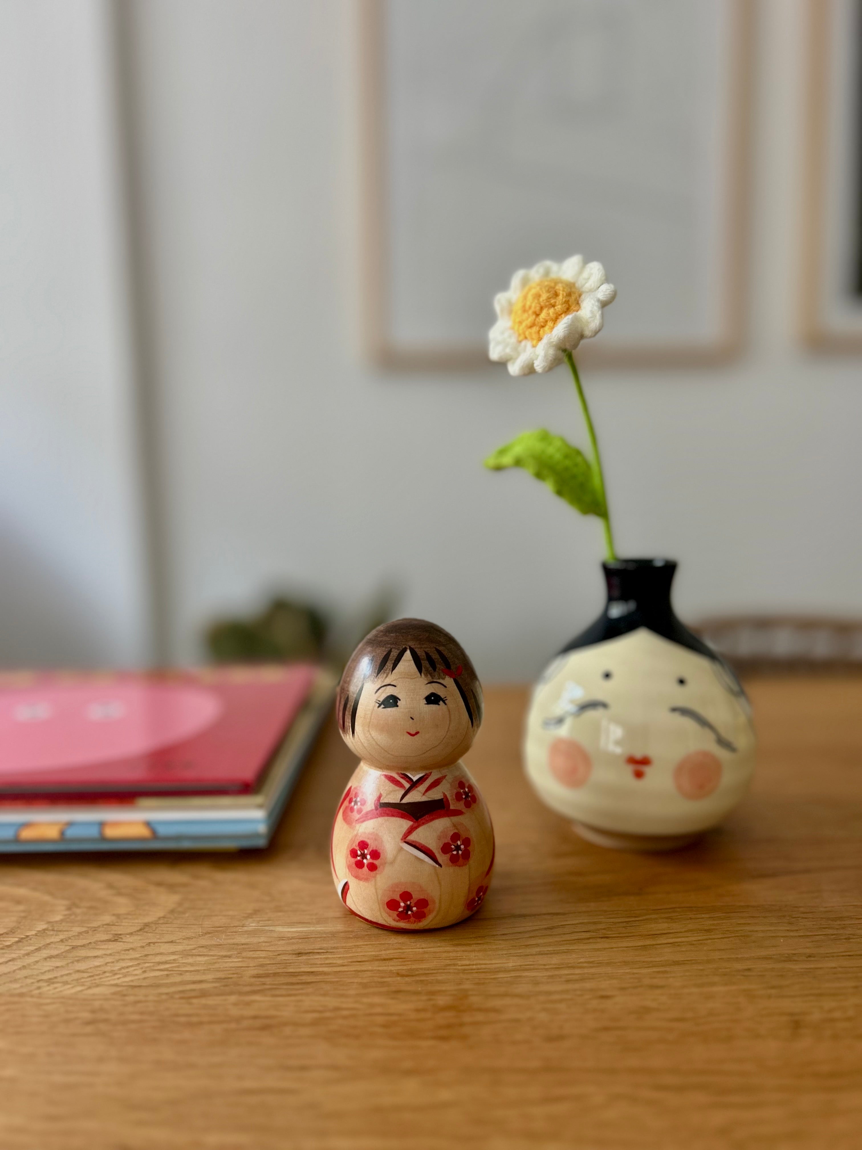 Boneca japonesa Kokeshi em madeira
